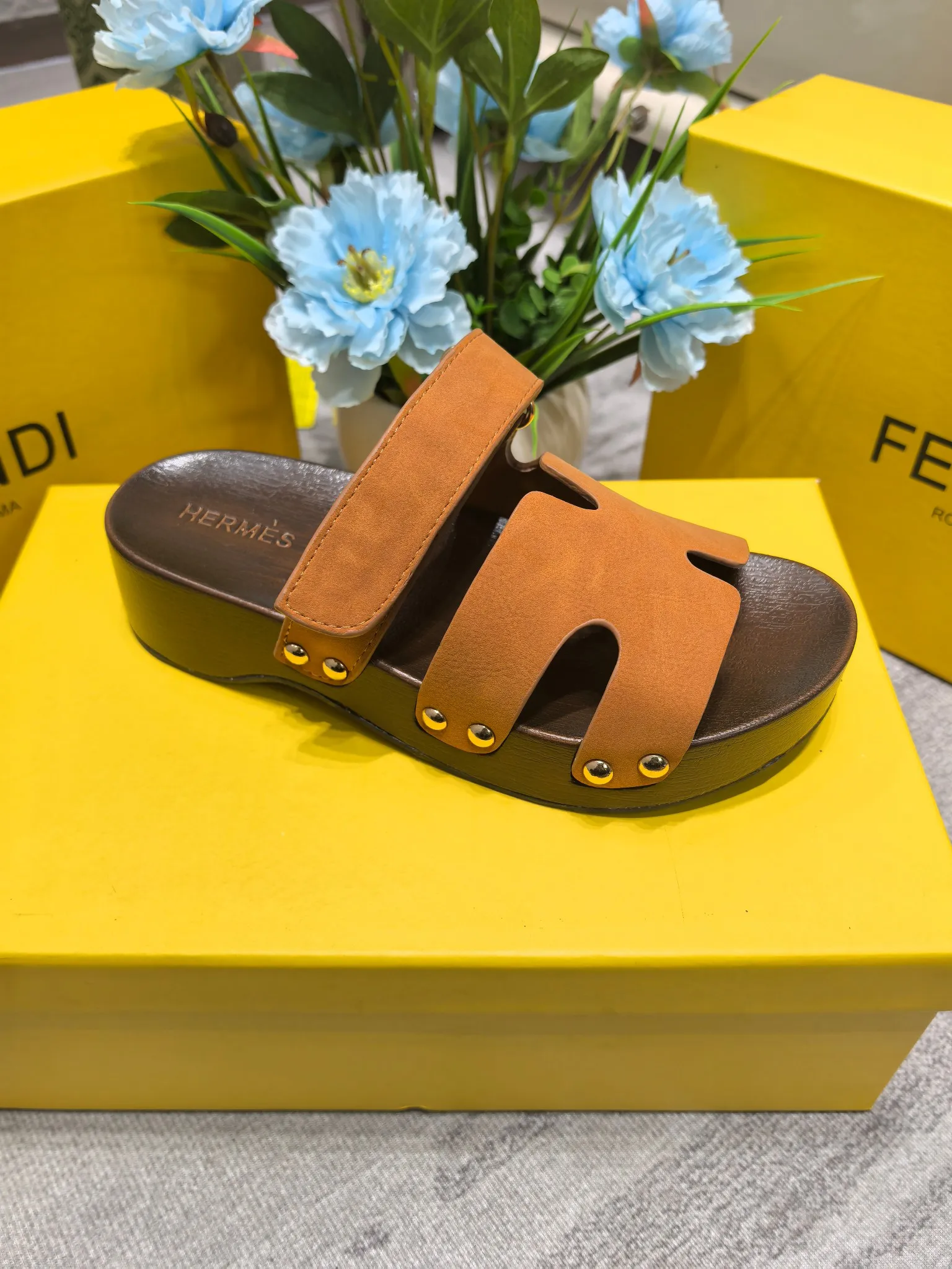 👟👟Ex-factory price 480👟👟Hermes second uncle clog slippers, original development + British retro design, classic and durable! The ultimate 1:1 body shape, imported high-end fabrics showing exquisite texture! Customized A-grade wood sole with mold opening and luxurious packaging! - Unique quality, 35-40 41 42 customized, non-refundable and non-exchangeable